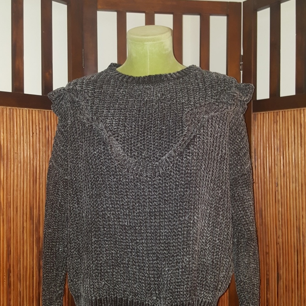 GRAY SWEATER